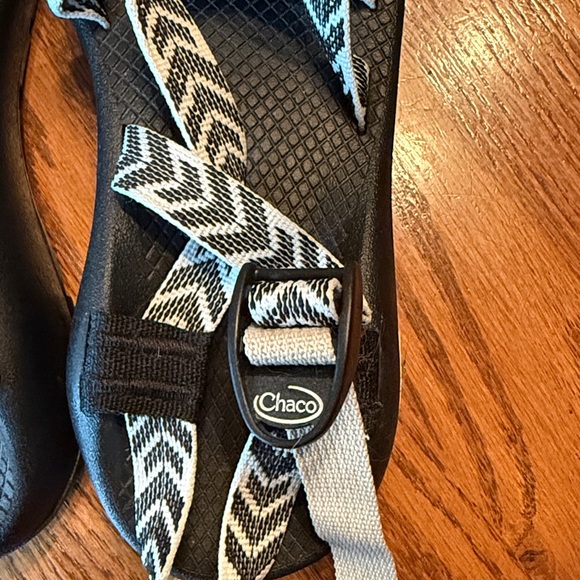 Women’s Chaco z2 Chevron Strap Sandals - Black and White Size 8 - Picture 3 of 5